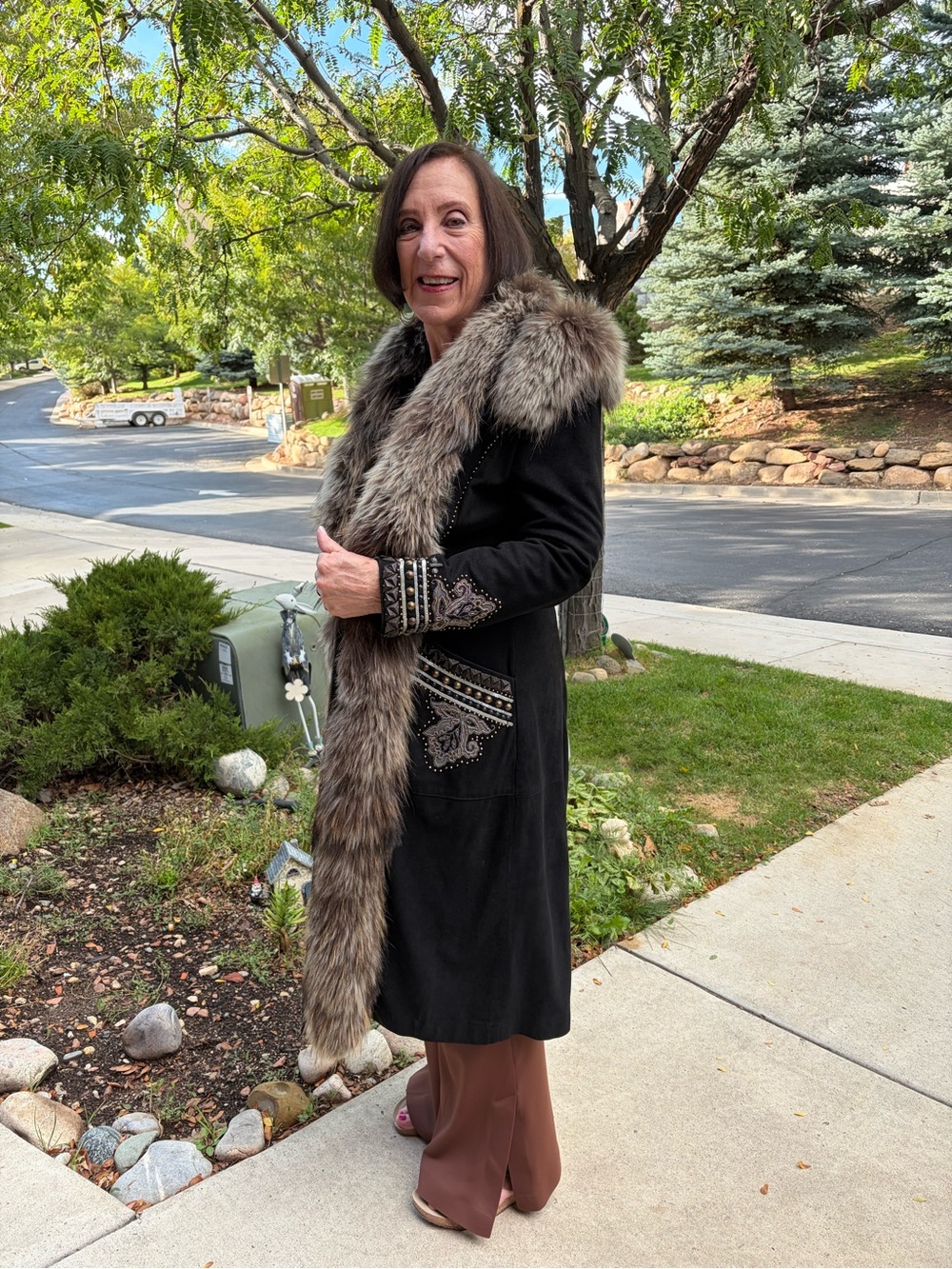 LUXURY STATEMENT COAT - Picture 2 of 3